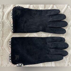 Black Suede Women’s Gloves
Burberry classic beige trim
Size M 7-71/2
Final Sale